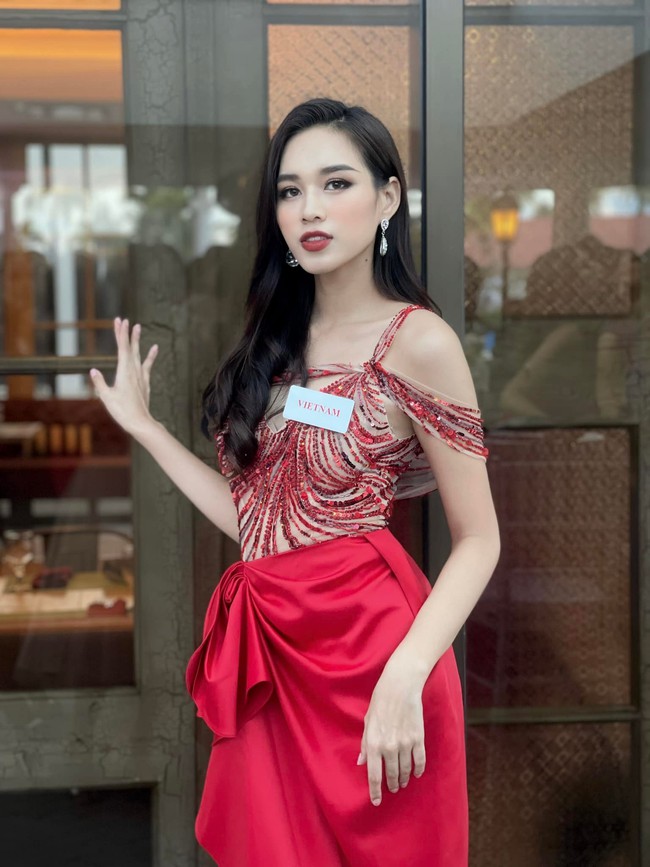 Chuyện đi thi Hoa hậu siêu hài Đỗ Thị Hà và Kim Duyên: Người &quot;đổ sỉ&quot; đồ ăn vặt Việt Nam, người bán váy cho đối thủ - Ảnh 4.