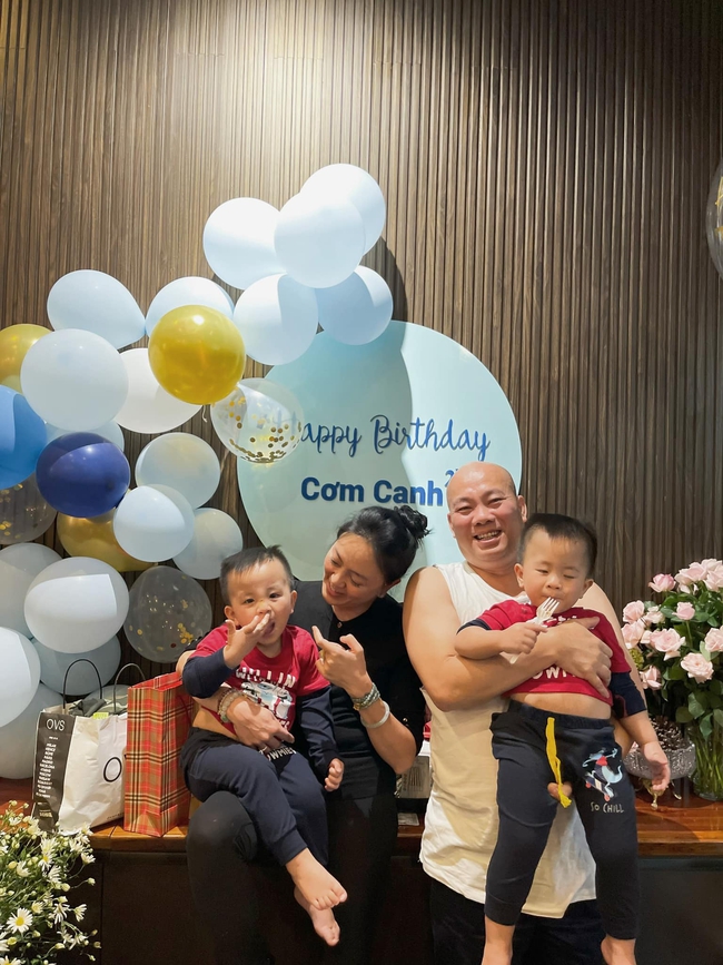Cô Phó Hiệu trưởng Văn Thùy Dương chia sẻ hạnh phúc khi làm mẹ bỉm sữa ở tuổi 49 - Ảnh 1.