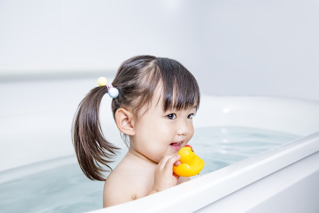 Mùa đông nếu tắm sai cách rất dễ khiến trẻ bị cảm lạnh, bố mẹ nên tránh 3 sai lầm này - Ảnh 2.