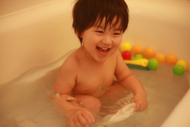 Mùa đông nếu tắm sai cách rất dễ khiến trẻ bị cảm lạnh, bố mẹ nên tránh 3 sai lầm này - Ảnh 1.