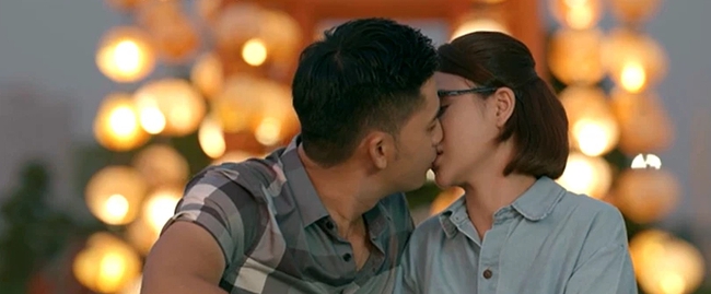 Mặt nạ gương tập 17: Hoa (Lương Thu Trang) khóa môi ngọt ngào cùng bạn trai hờ - Ảnh 2.