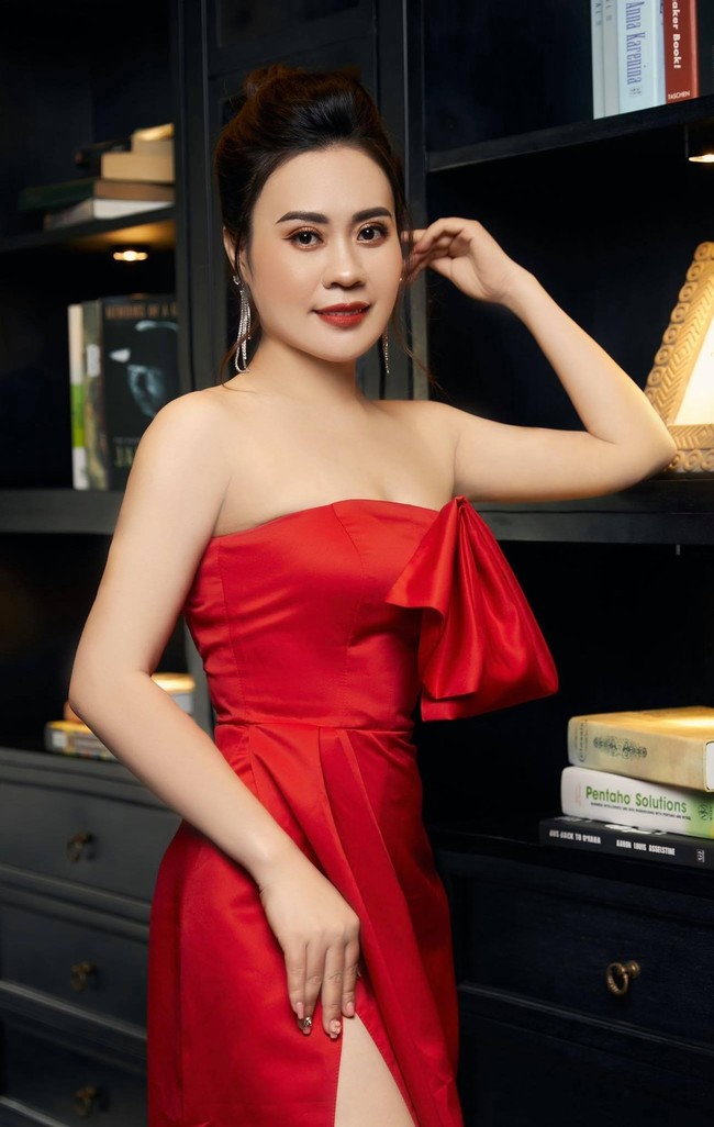 Phan Kim Oanh diện váy đỏ khoe vai trần đi đón xuân trong ngày mùng 1 Tết - Ảnh 2.