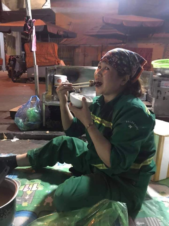 Hình ảnh bữa cơm tất niên đặc biệt của các chị lao công, dù giản dị và vội vã nhưng trên môi vẫn luôn nở nụ cười - Ảnh 4.