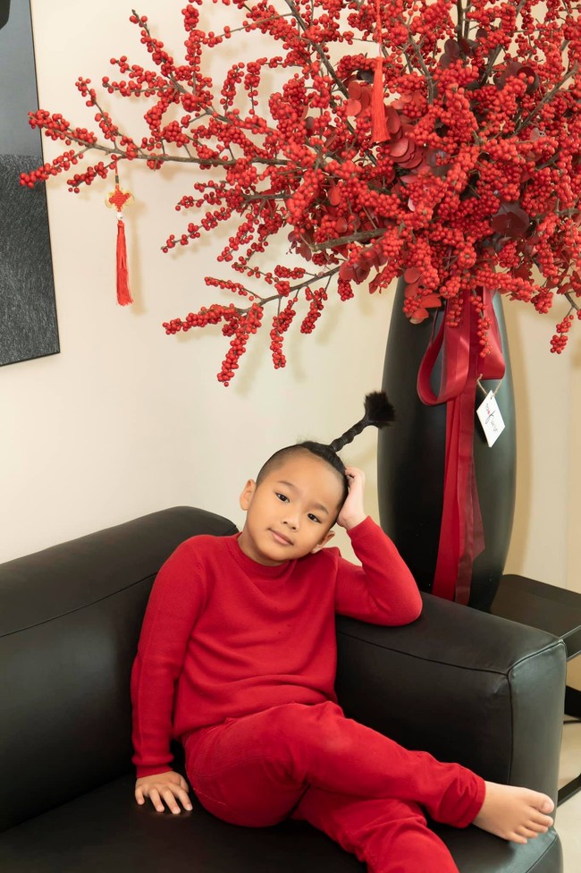 Loạt khoảnh khắc đáng yêu của gia đình Đỗ Mạnh Cường ngày đầu năm, con gái nuôi 4 tuổi gây chú ý nhờ biểu cảm thần thái - Ảnh 6.