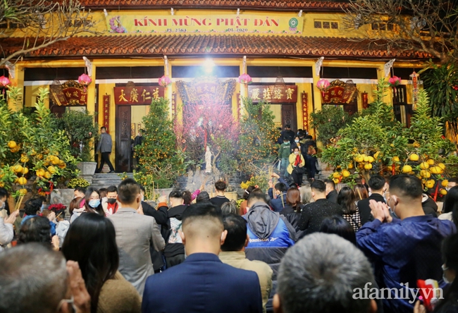 Người Hà Nội đổ về chùa Quán Sứ "xin lộc" sau giao thừa, cầu mong một năm mới bình an, khỏe mạnh - Ảnh 3. Người Hà Nội đổ về chùa Quán Sứ "xin lộc" sau giao thừa, cầu mong một năm mới bình an, khỏe mạnh - Ảnh 3.