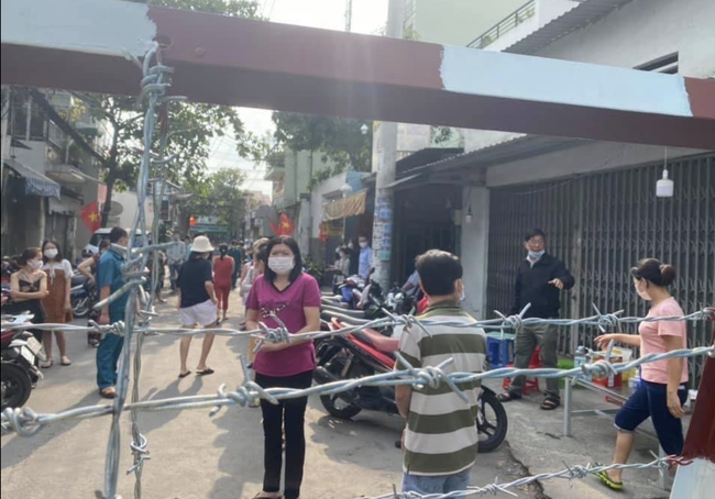 Ho Chi Minh City blocked the area where they have just discovered two mothers and children suspected of being infected with COVID-19 related to employees of the VIAGS company - Photo 1.