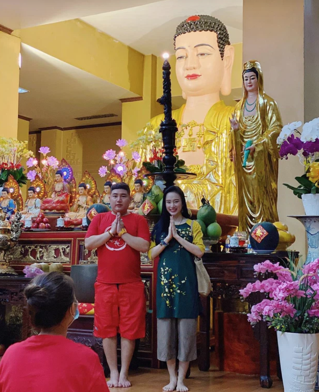 Sao Việt mặc gì đi lễ chùa đầu năm: Lệ Quyên, Angela Phương Trinh nền nã với áo dài, Sun Ht và Chi Pu lại gây tranh cãi - Ảnh 2.