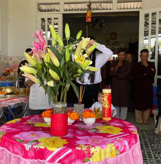 Vợ 2 Vân Quang Long tổ chức lễ cúng 49 ngày cho chồng - Ảnh 1.