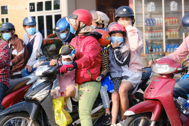 Người miền Tây đổ lên Sài Gòn, Bình Dương sau Tết Nguyên đán, trẻ con mệt nhoài trên xe cha mẹ giữa trời nắng nóng - Ảnh 5.