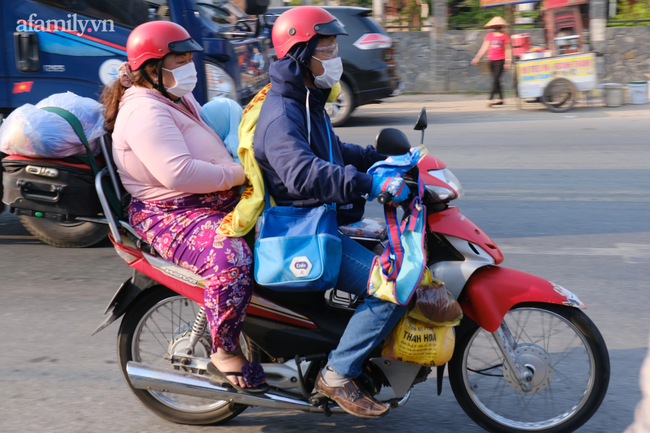 Người miền Tây đổ lên Sài Gòn, Bình Dương sau Tết Nguyên đán, trẻ con mệt nhoài trên xe cha mẹ giữa trời nắng nóng - Ảnh 10.