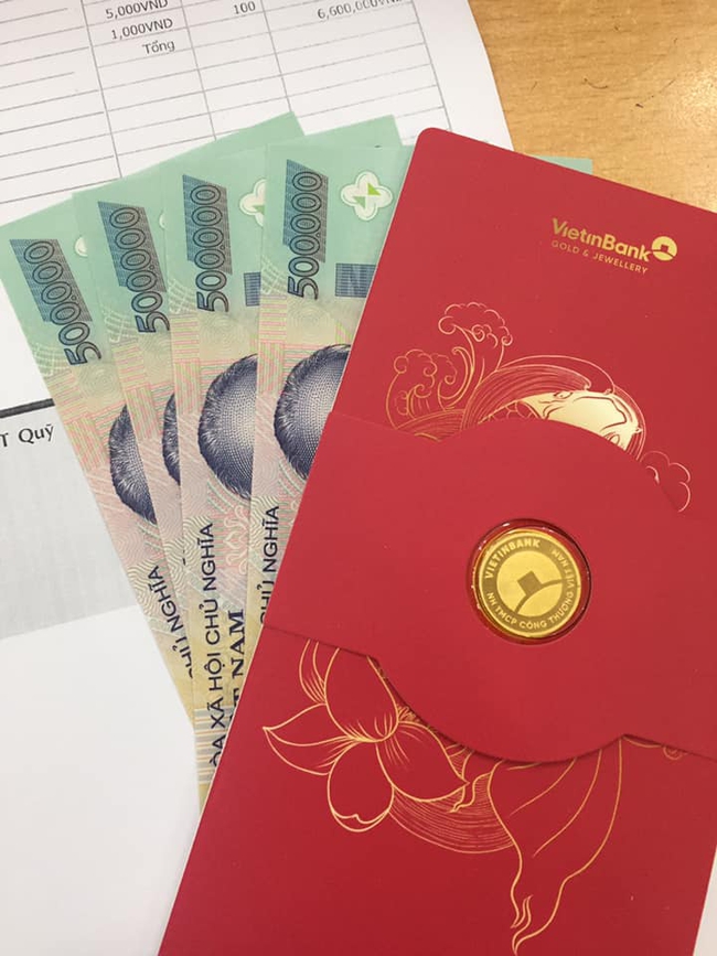 Mạng xã hội rần rần với &quot;đại tiệc lì xì&quot;, nhân viên ngân hàng khoe ngoài tiền còn được tặng cả chỉ vàng - Ảnh 3.