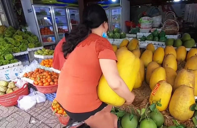 Loại quả kỳ lạ gây sốt ở Sài Gòn với tên gọi "trái kỳ đà", to gần bằng người ôm và có giá cả triệu đồng 1 quả - Ảnh 2. Loại quả kỳ lạ gây sốt ở Sài Gòn với tên gọi "trái kỳ đà", to gần bằng người ôm và có giá cả triệu đồng 1 quả - Ảnh 2.