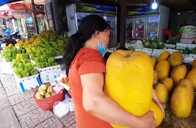 Loại quả kỳ lạ gây sốt ở Sài Gòn với tên gọi "trái kỳ đà", to gần bằng người ôm và có giá cả triệu đồng 1 quả - Ảnh 3.