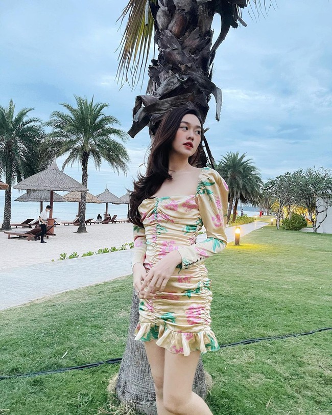 Xuân sang là sao Việt lại đua nhau diện váy hoa, nhìn mê li thế này mà không sắm theo thì rất phí - Ảnh 11. Xuân sang là sao Việt lại đua nhau diện váy hoa, nhìn mê li thế này mà không sắm theo thì rất phí - Ảnh 11.