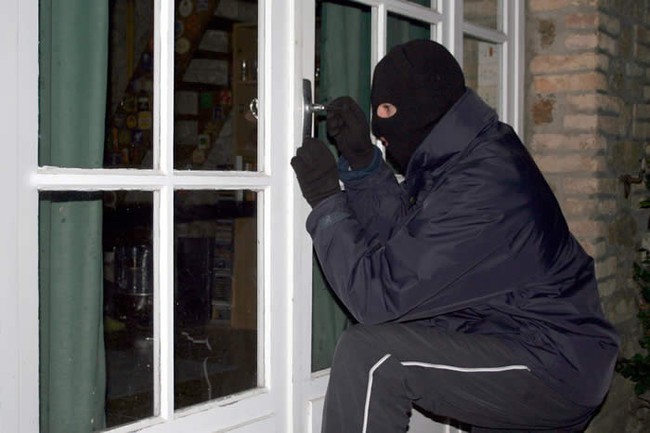 Lẻn vào nhà người khác để kiếm chác, tên trộm nhìn thấy một vài món đồ đã lập tức gọi báo cảnh sát đến còng tay chủ nhà - Ảnh 1.