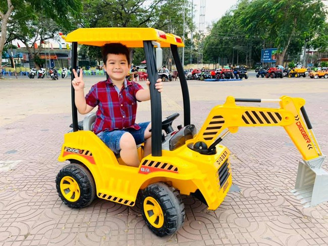 Nhật Kim Anh và chồng cũ gạt bỏ mâu thuẫn, cùng nhau đưa con trai đi chơi? - Ảnh 3. Nhật Kim Anh và chồng cũ gạt bỏ mâu thuẫn, cùng nhau đưa con trai đi chơi? - Ảnh 3.