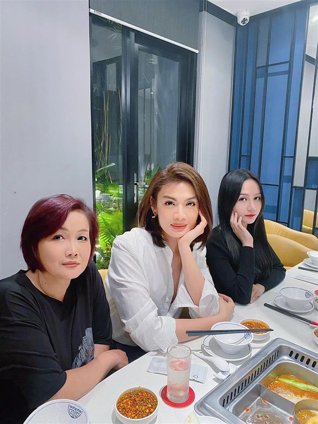 Đào Bá Lộc khoe ảnh bên mẹ và em gái, nhan sắc thế nào mà tự nhận "nhà toàn Hoa hậu, Hoa khôi"? - Ảnh 2.