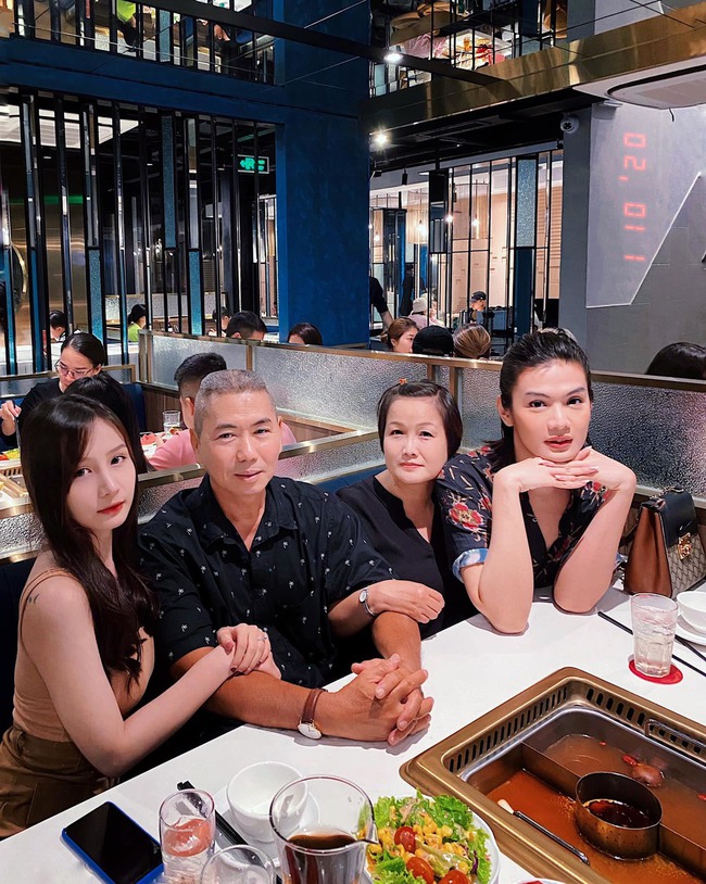 Đào Bá Lộc khoe ảnh bên mẹ và em gái, nhan sắc thế nào mà tự nhận "nhà toàn Hoa hậu, Hoa khôi"? - Ảnh 3.