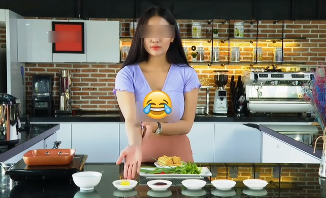 Đăng tải video dạy nấu ăn, cô gái cố tình hớ hênh vòng 1 khiến dân tình đỏ mặt - Ảnh 1.