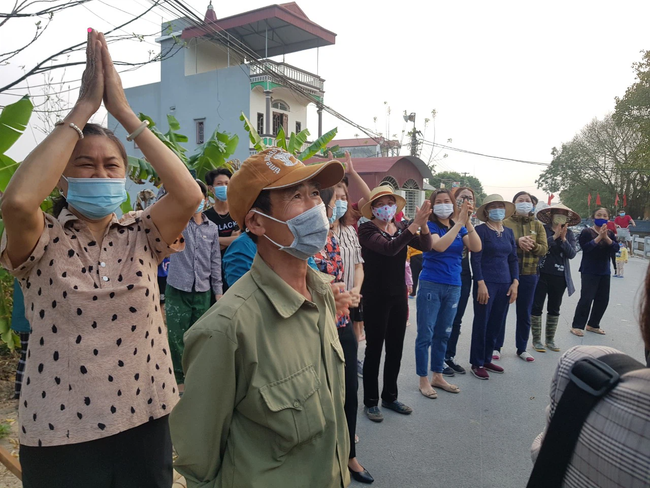 Người dân Bắc Ninh vỗ tay chứng kiến hàng rào cách ly được gỡ bỏ - Ảnh 5. Người dân Bắc Ninh vỗ tay chứng kiến hàng rào cách ly được gỡ bỏ - Ảnh 5.