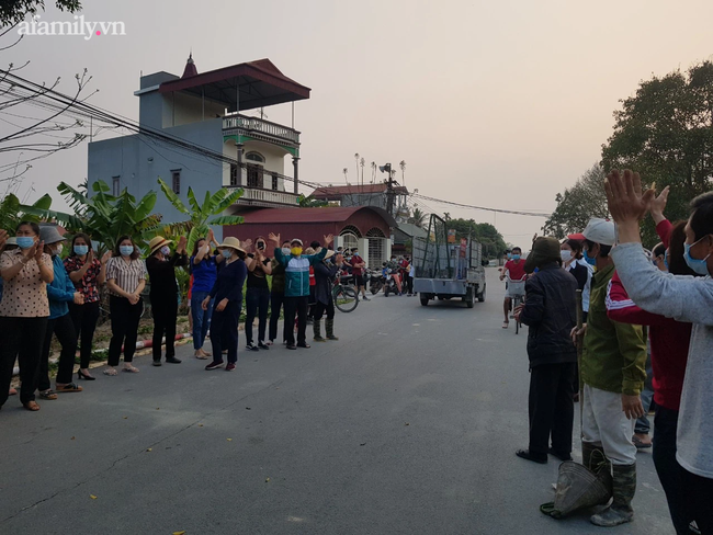 Người dân Bắc Ninh vỗ tay chứng kiến hàng rào cách ly được gỡ bỏ - Ảnh 10. Người dân Bắc Ninh vỗ tay chứng kiến hàng rào cách ly được gỡ bỏ - Ảnh 10.