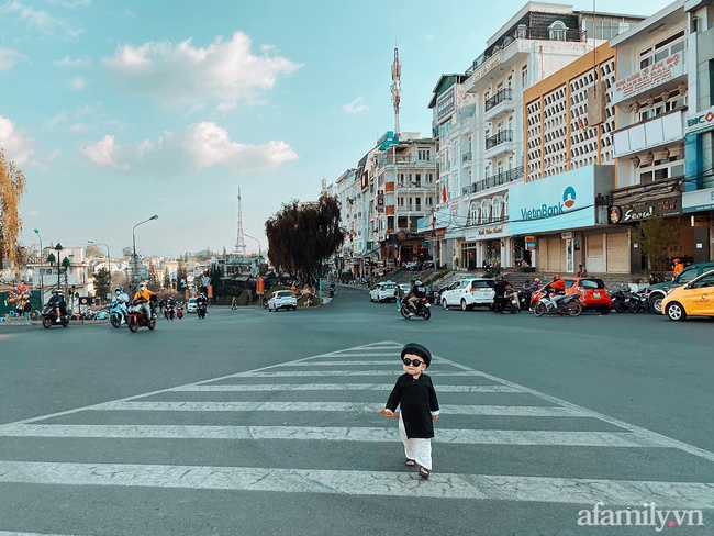 Bộ ảnh Tết "chất như nước cất" của bé trai 16 tháng tuổi: Không theo trend áo dài đỏ mà diện nguyên bộ đồ "thầy bói mù" đi dạo phố coi quẻ - Ảnh 1. Bộ ảnh Tết "chất như nước cất" của bé trai 16 tháng tuổi: Không theo trend áo dài đỏ mà diện nguyên bộ đồ "thầy bói mù" đi dạo phố coi quẻ - Ảnh 1.