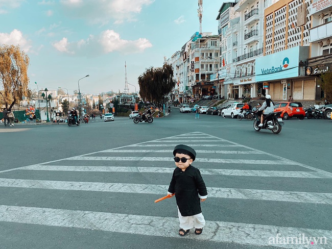 Bộ ảnh Tết "chất như nước cất" của bé trai 16 tháng tuổi: Không theo trend áo dài đỏ mà diện nguyên bộ đồ "thầy bói mù" đi dạo phố coi quẻ - Ảnh 2. Bộ ảnh Tết "chất như nước cất" của bé trai 16 tháng tuổi: Không theo trend áo dài đỏ mà diện nguyên bộ đồ "thầy bói mù" đi dạo phố coi quẻ - Ảnh 2.