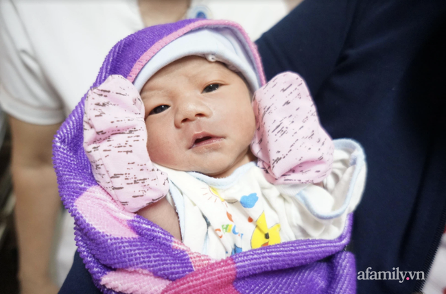 Hy hữu: Sản phụ 20 tuổi mang song thai bất ngờ đẻ 1 bé tại nhà, bé còn lại chào đời ở bệnh viện - Ảnh 1. Hy hữu: Sản phụ 20 tuổi mang song thai bất ngờ đẻ 1 bé tại nhà, bé còn lại chào đời ở bệnh viện - Ảnh 1.