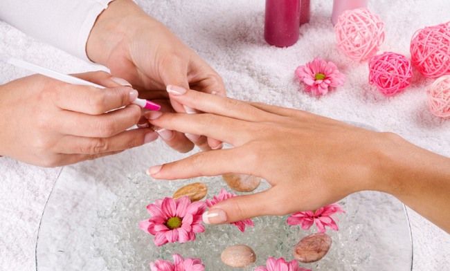 Làm nails để có bộ móng đẹp long lanh, độc đáo: Chị em cẩn thận nguy cơ hít phải loại hóa chất cực độc này - Ảnh 1.