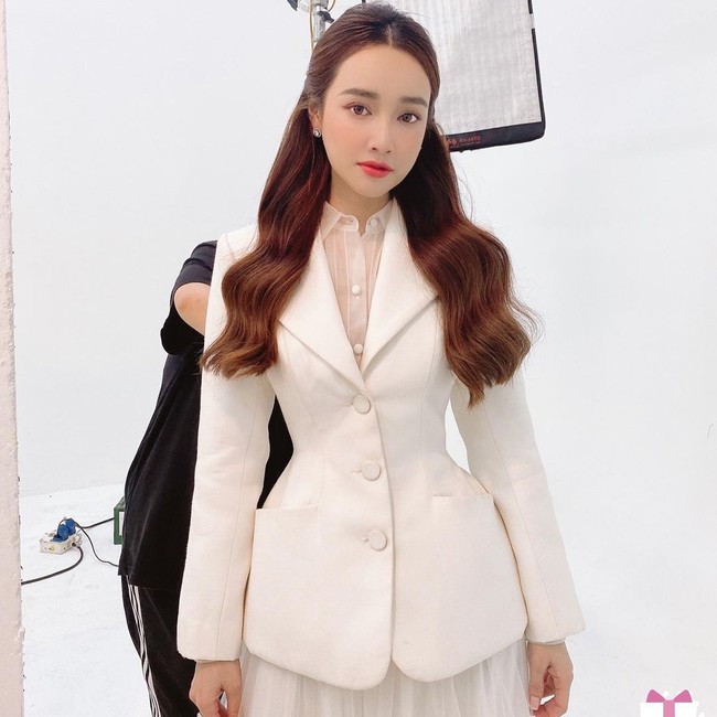 Hai bà mẹ hot nhất Vbiz đụng hàng: Cùng cho Nam Em "hít khói", sốc nặng với vòng eo của Nhã Phương - Ảnh 2. Hai bà mẹ hot nhất Vbiz đụng hàng: Cùng cho Nam Em "hít khói", sốc nặng với vòng eo của Nhã Phương - Ảnh 2.