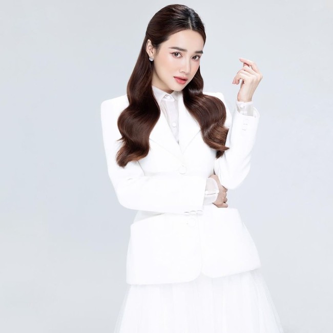Hai bà mẹ hot nhất Vbiz đụng hàng: Cùng cho Nam Em "hít khói", sốc nặng với vòng eo của Nhã Phương - Ảnh 1. Hai bà mẹ hot nhất Vbiz đụng hàng: Cùng cho Nam Em "hít khói", sốc nặng với vòng eo của Nhã Phương - Ảnh 1.