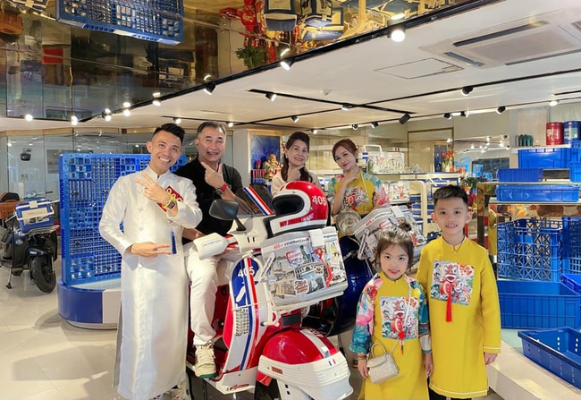 Nhìn cảnh vợ chồng "ông chùm" nhựa Long Thành hạnh phúc bên nhau, người cháu ruột Joyce Phạm đã từng ước được như ông bà - Ảnh 3. Nhìn cảnh vợ chồng "ông chùm" nhựa Long Thành hạnh phúc bên nhau, người cháu ruột Joyce Phạm đã từng ước được như ông bà - Ảnh 3.