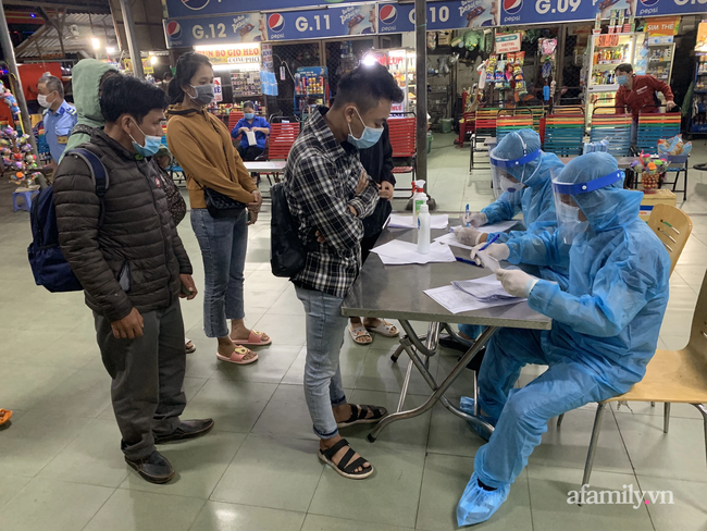 TP.HCM bất ngờ lấy mẫu xét nghiệm COVID-19 khách đang nhậu trong đêm - Ảnh 7. TP.HCM bất ngờ lấy mẫu xét nghiệm COVID-19 khách đang nhậu trong đêm - Ảnh 7.