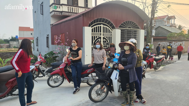 Người dân tại một địa phương sau khi được dỡ bỏ cách ly Người dân tại một địa phương sau khi được dỡ bỏ cách ly