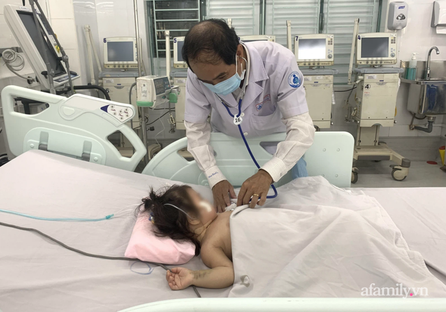 Uống nhầm dầu thắp đèn bàn thờ, bé gái 15 tháng tuổi ở Đắk Lắk nguy kịch, phải chạy ECMO xuyên Tết - Ảnh 3. Uống nhầm dầu thắp đèn bàn thờ, bé gái 15 tháng tuổi ở Đắk Lắk nguy kịch, phải chạy ECMO xuyên Tết - Ảnh 3.