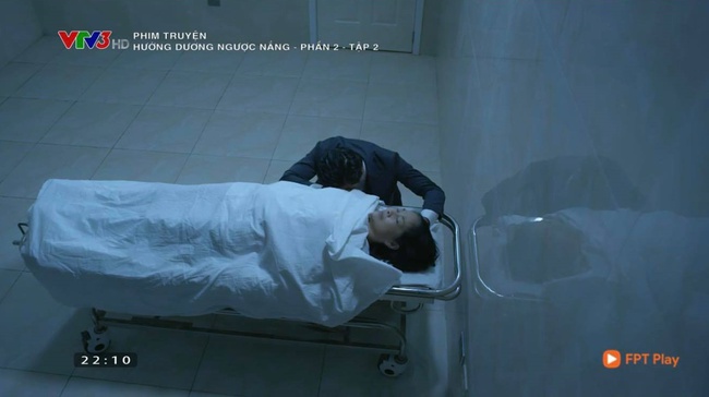 Hướng dương ngược nắng: Châu khóc nghẹn trong nhà hàng cùng lúc Kiên khóc ngất trong nhà xác vì mẹ qua đời - Ảnh 4. Hướng dương ngược nắng: Châu khóc nghẹn trong nhà hàng cùng lúc Kiên khóc ngất trong nhà xác vì mẹ qua đời - Ảnh 4.