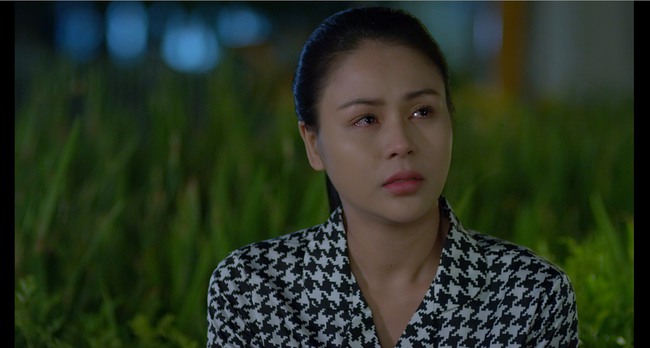 Hướng dương ngược nắng: Châu tiều tụy, xơ xác sau đêm bị cưỡng bức, nhưng đáng chú ý hơn là biểu cảm của Minh - Ảnh 2. Hướng dương ngược nắng: Châu tiều tụy, xơ xác sau đêm bị cưỡng bức, nhưng đáng chú ý hơn là biểu cảm của Minh - Ảnh 2.