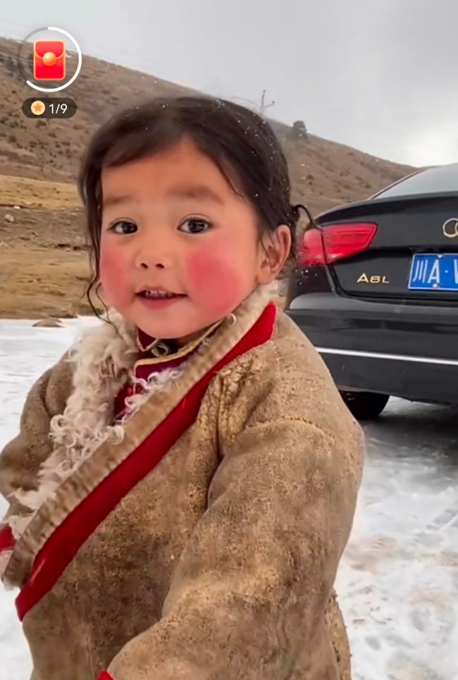 Tiểu thiên sứ Tây Tạng đột ngột gây sốt trên MXH, nụ cười tỏa nắng và đôi mắt tròn xoe đã khiến hơn 20 triệu người ngất ngây - Ảnh 1.