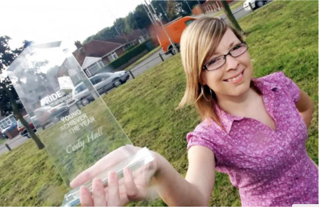 Gương mặt biến dạng vì khối u, bé gái bị hàng xóm bảo ra đường phải mang bao trùm đầu rồi khiến tất cả há hốc với diện mạo vào ngày cưới - Ảnh 4.