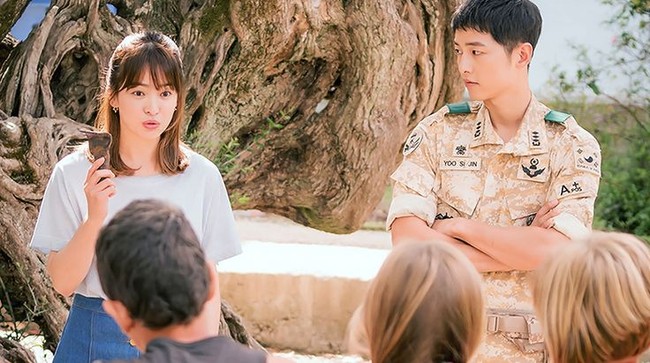 Bộ ảnh Song Joong Ki - Song Hye Kyo hạnh phúc trong &quot;Hậu duệ mặt trời&quot; hot trở lại sau 5 năm, fan bồi hồi về mối tình không trọn vẹn - Ảnh 7.