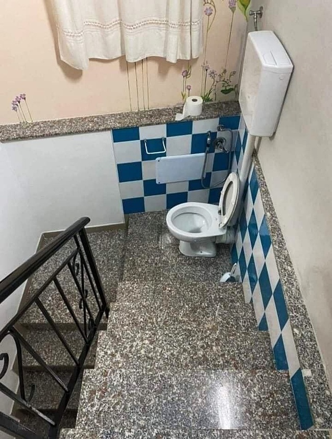 Chiếc WC nằm &quot;ngang ngược&quot; ngay giữa cầu thang, đầy đủ tiện nghi không thiếu thứ gì khiến ai nhìn cũng vừa bực vừa cười - Ảnh 1.