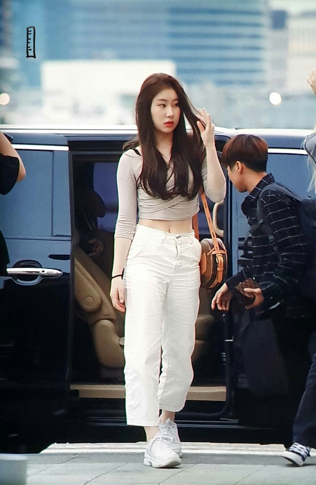 Ra mắt không lâu nhưng nhóm nhạc "em gái TWICE" đã mặc đẹp chẳng thua đàn chị, có khi còn lất át về độ chất - Ảnh 4. Ra mắt không lâu nhưng nhóm nhạc "em gái TWICE" đã mặc đẹp chẳng thua đàn chị, có khi còn lất át về độ chất - Ảnh 4.