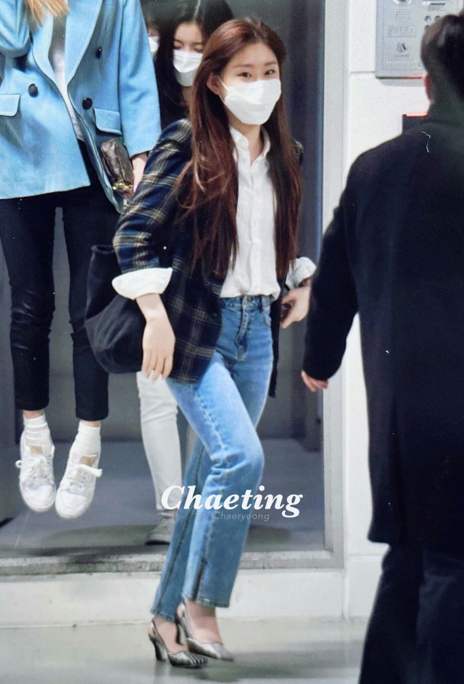 Ra mắt không lâu nhưng nhóm nhạc "em gái TWICE" đã mặc đẹp chẳng thua đàn chị, có khi còn lất át về độ chất - Ảnh 5. Ra mắt không lâu nhưng nhóm nhạc "em gái TWICE" đã mặc đẹp chẳng thua đàn chị, có khi còn lất át về độ chất - Ảnh 5.