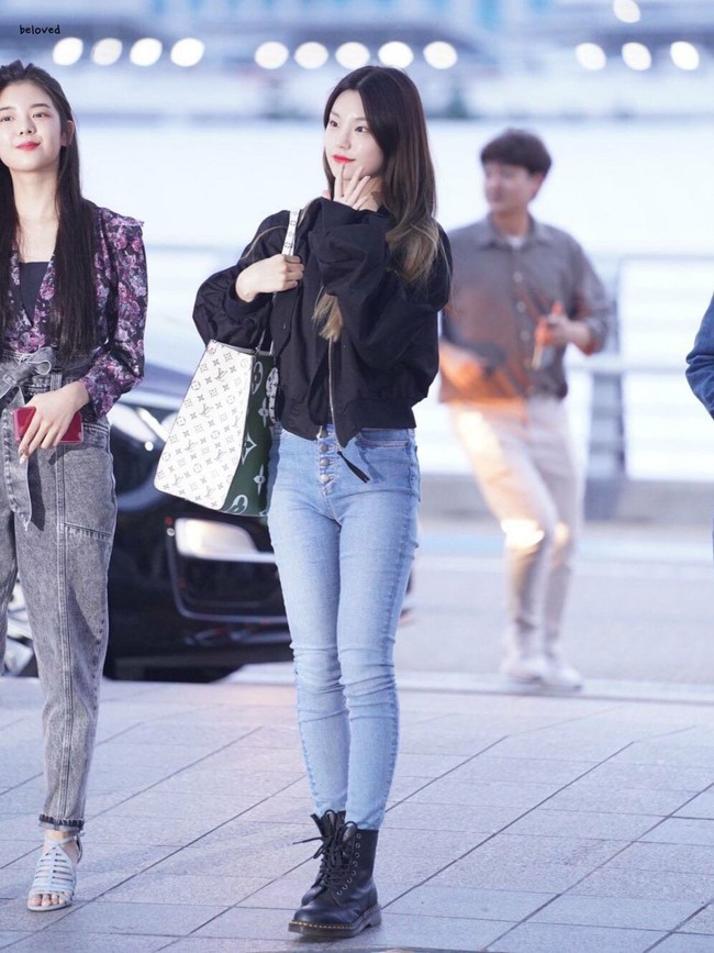 Ra mắt không lâu nhưng nhóm nhạc "em gái TWICE" đã mặc đẹp chẳng thua đàn chị, có khi còn lất át về độ chất - Ảnh 8. Ra mắt không lâu nhưng nhóm nhạc "em gái TWICE" đã mặc đẹp chẳng thua đàn chị, có khi còn lất át về độ chất - Ảnh 8.