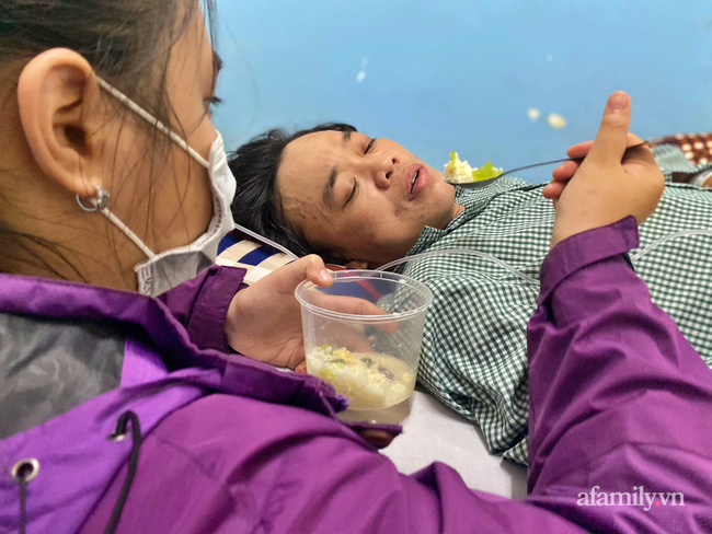 Cha nguy kịch cấp cứu mùng 1 Tết, con gái 13 tuổi ròng rã chăm sóc trong viện, khóc nghẹn vì không còn tiền - Ảnh 2.