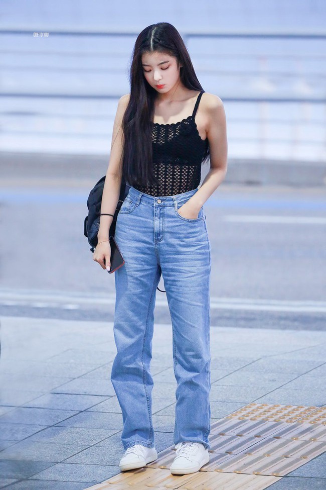 Ra mắt không lâu nhưng nhóm nhạc "em gái TWICE" đã mặc đẹp chẳng thua đàn chị, có khi còn lất át về độ chất - Ảnh 9. Ra mắt không lâu nhưng nhóm nhạc "em gái TWICE" đã mặc đẹp chẳng thua đàn chị, có khi còn lất át về độ chất - Ảnh 9.
