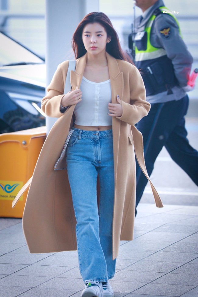 Ra mắt không lâu nhưng nhóm nhạc "em gái TWICE" đã mặc đẹp chẳng thua đàn chị, có khi còn lất át về độ chất - Ảnh 13. Ra mắt không lâu nhưng nhóm nhạc "em gái TWICE" đã mặc đẹp chẳng thua đàn chị, có khi còn lất át về độ chất - Ảnh 13.
