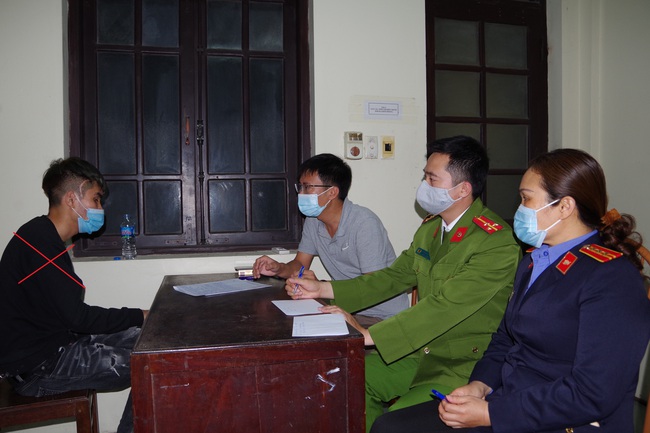 Phẫn nộ lời khai kẻ sát hại thiếu nữ 16 tuổi ở Hà Nam: Dùng tay bóp cổ nạn nhân đến tử vong và nhảy xuống ao cạnh nhà tự tử nhưng không thành - Ảnh 2. Phẫn nộ lời khai kẻ sát hại thiếu nữ 16 tuổi ở Hà Nam: Dùng tay bóp cổ nạn nhân đến tử vong và nhảy xuống ao cạnh nhà tự tử nhưng không thành - Ảnh 2.
