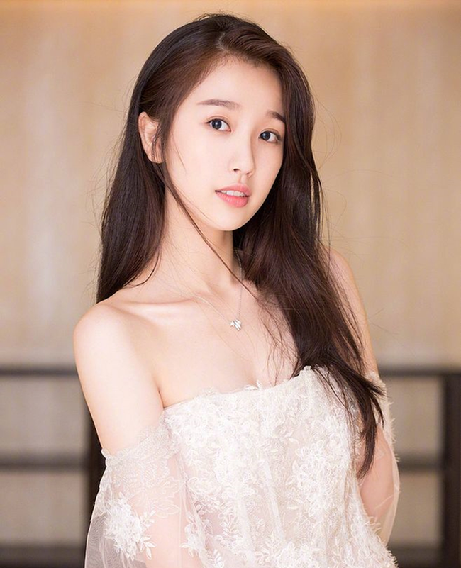 Lộ tạo hình mỏng manh như tiên nữ của Ngu Thư Hân, xinh thế này bảo sao không lên Hot Search - Ảnh 6. Lộ tạo hình mỏng manh như tiên nữ của Ngu Thư Hân, xinh thế này bảo sao không lên Hot Search - Ảnh 6.