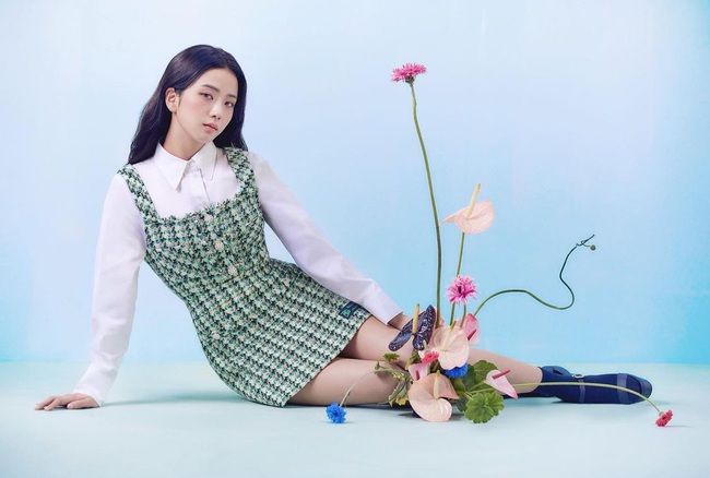 Jisoo lại đổi style diện váy, chuyển hẳn sang hệ tiểu thư nhà giàu chứ không còn xì tin như trước kia nữa - Ảnh 4. Jisoo lại đổi style diện váy, chuyển hẳn sang hệ tiểu thư nhà giàu chứ không còn xì tin như trước kia nữa - Ảnh 4.